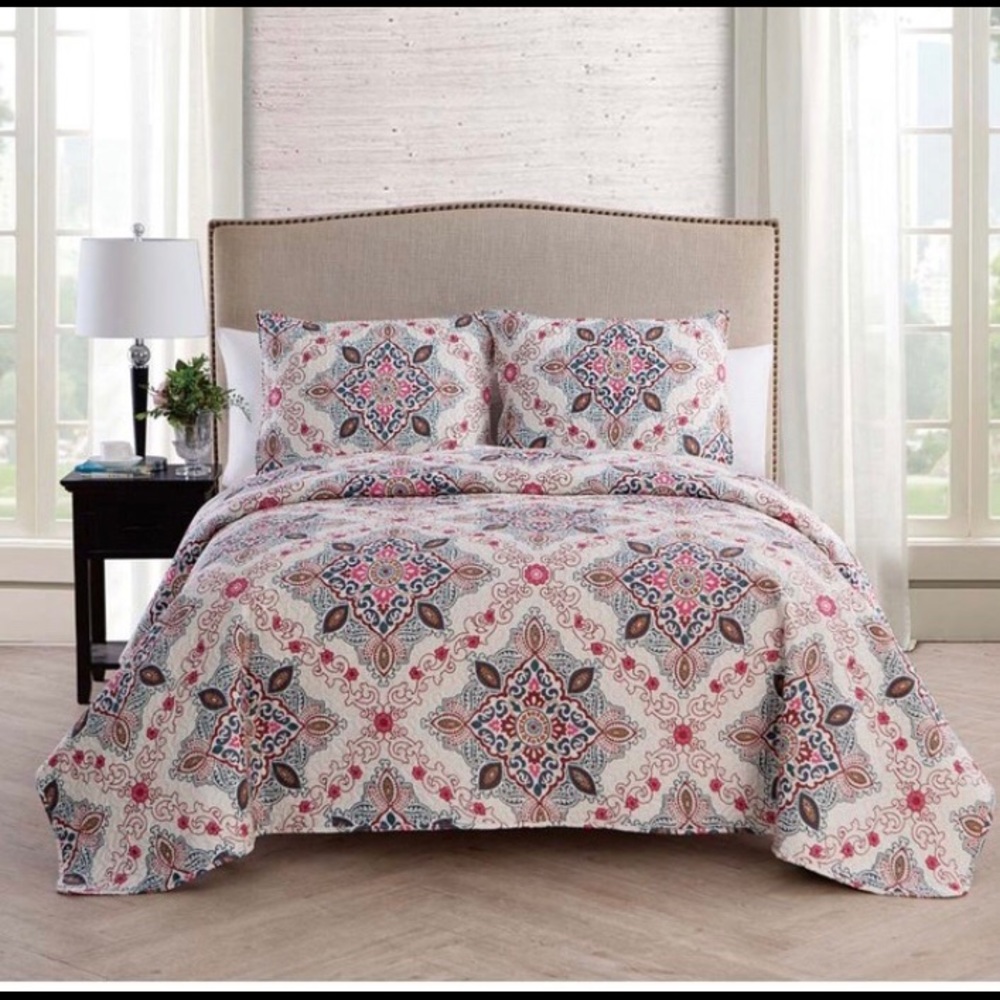 NWT King Reversible 3 Piece Quilt Set